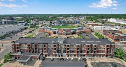 Gorgeous Apt w/ Balcony - Walk to Stadium & Lansing Center
