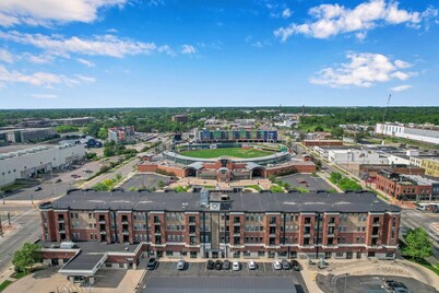 Gorgeous Apt w/ Balcony - Walk to Stadium & Lansing Center 