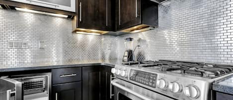 Geladeira, micro-ondas, fogão, cooktop