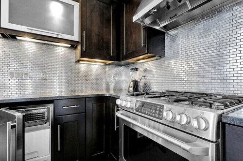 Gorgeous Apt w/ Balcony - Walk to Stadium & Lansing Center 