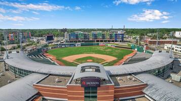 Un stade de baseball doté d’un toit incurvé, d’un terrain central et d’un tableau d’affichage.