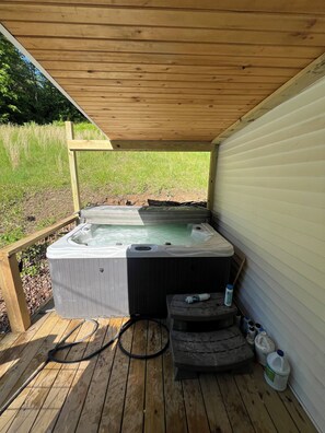 Outdoor spa tub