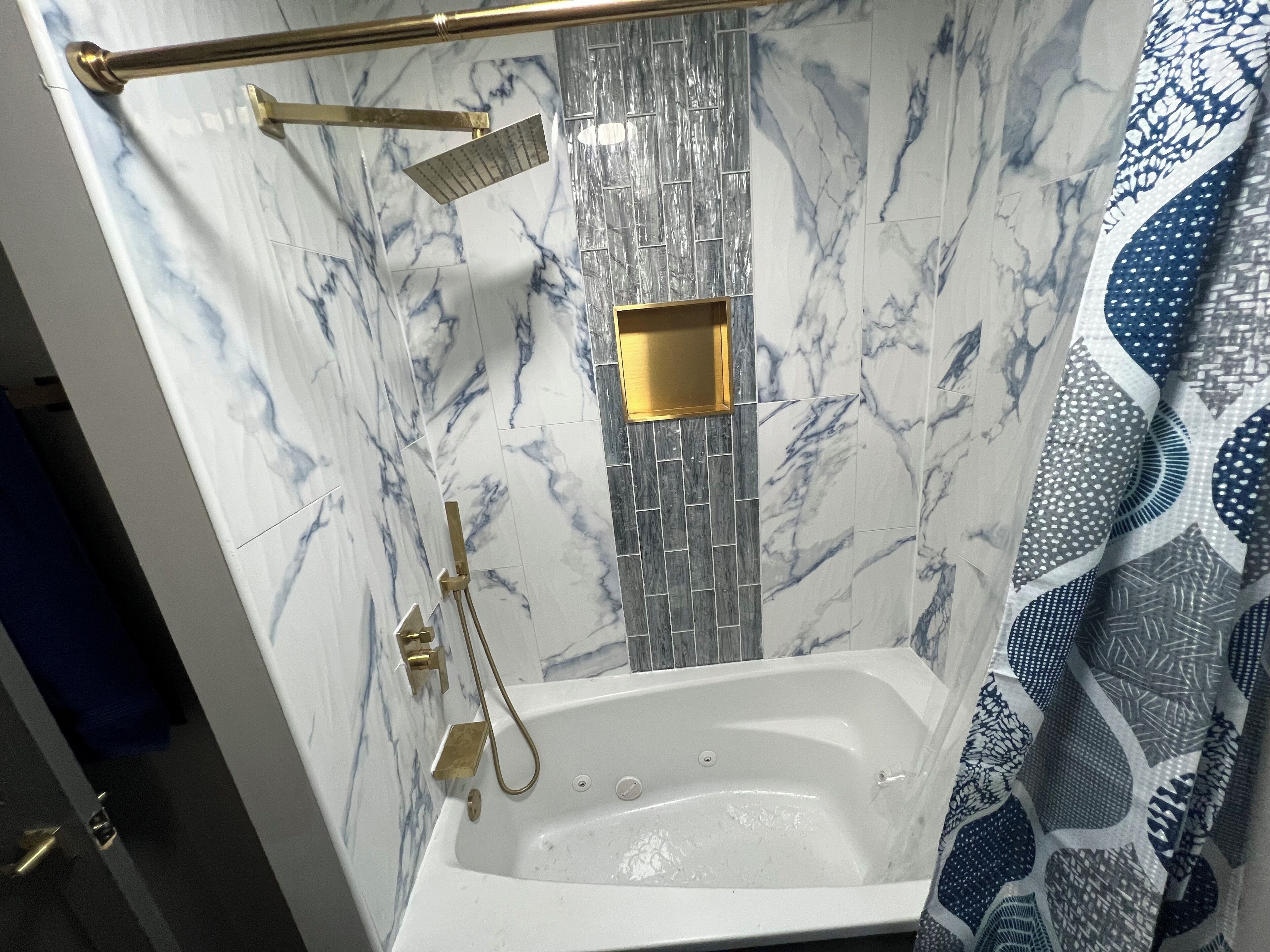 Baignoire à jets, serviettes fournies, papier toilette