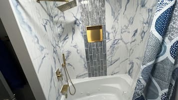 Baignoire à jets, serviettes fournies, papier toilette