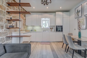 Deluxe Apartment | Living area | 100-cm flat-screen TV with cable channels, Netflix, streaming services - Funky Donkey (Split)