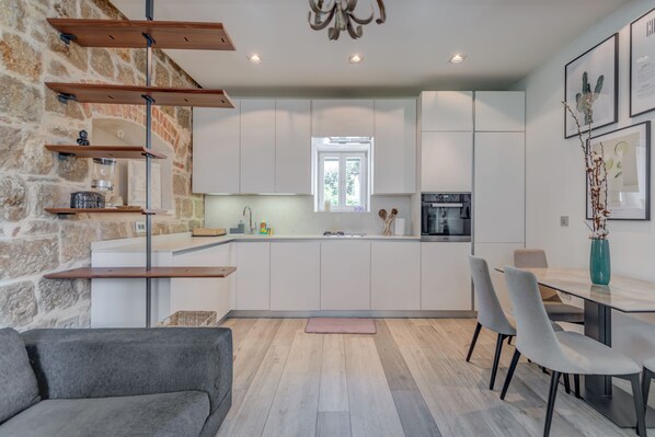 Deluxe-Apartment | Wohnbereich | 100-cm-Flachbildfernseher mit Kabelempfang, Netflix, Streaming-Dienste