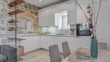 Deluxe Apartment | Private kitchen | Fridge, microwave, oven, stovetop