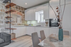 Leilighet – deluxe | Eget kjøkken | Kjøleskap, mikrobølgeovn, ovn og kokeplater