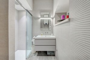 Deluxe Apartment | Bathroom | Shower, rainfall showerhead, free toiletries, hair dryer