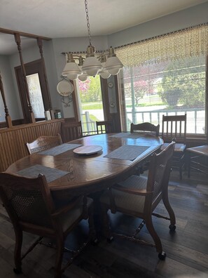Dining - Country House in Neenah. 10 miles to EAA. Large driveway for parking.  (Neenah)