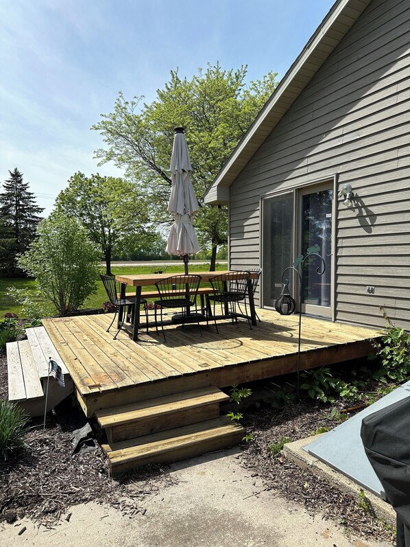 Outdoor dining - Country House in Neenah. 10 miles to EAA. Large driveway for parking. (Neenah)