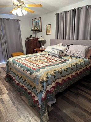 3 bedrooms, WiFi, bed sheets - Country House in Neenah. 10 miles to EAA. Large driveway for parking. (Neenah)