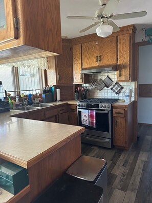 Microwave, oven, stovetop, dishwasher - Country House in Neenah. 10 miles to EAA. Large driveway for parking. (Neenah)