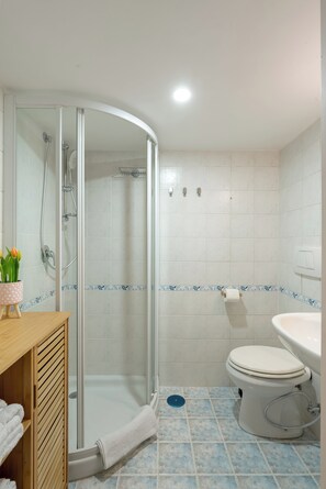 مجففات شعر، مناشف، صابون، شامبو