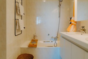 Bruser, hårtørrer, håndklæder, Sæbe