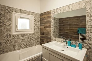 Douche, sèche-cheveux, serviettes fournies, savon