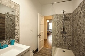 Dusche, Haartrockner, Handtücher, Seife