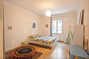 4 bedrooms, iron/ironing board, WiFi, bed sheets
