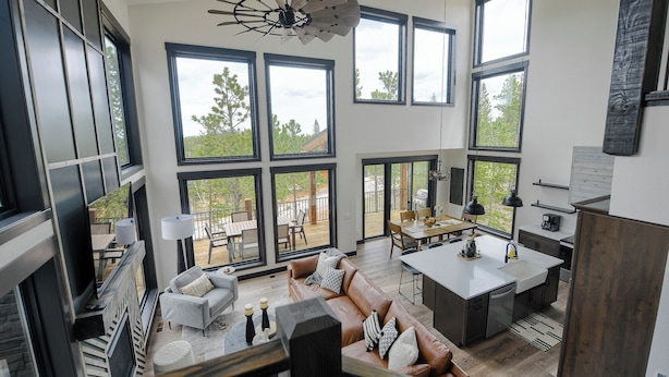 Una cocina moderna con ventanas amplias, un comedor y una zona de estar acogedora.