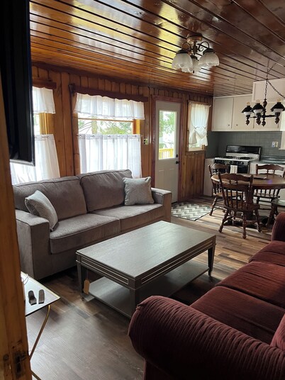 Quaint 2 bedroom cabin overlooking Brandy Lake in beautiful Minocqua/Woodruff.