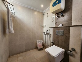 Deluxe-Zimmer | Badezimmer | Dusche, Handtücher