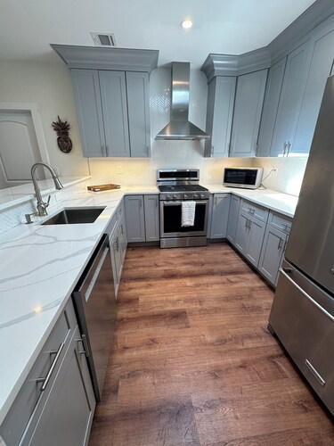 Lovely Newly Renovated Downtown Apartment