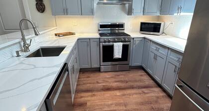 Lovely Newly Renovated Downtown Apartment