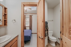 Cabaña, 2 habitaciones | Baño | Toallas