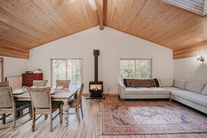 Cabaña, 2 habitaciones | Área de sala de estar