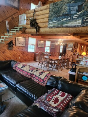 TV connectée, cheminée, baby-foot, table de tennis de table