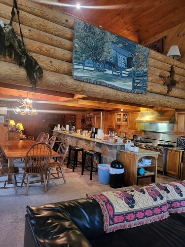 Beautiful Lodge for Weddings, Reunions, Events or Family Gatherings. Sleeps 25+
