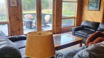 TV connectée, cheminée, baby-foot, table de tennis de table