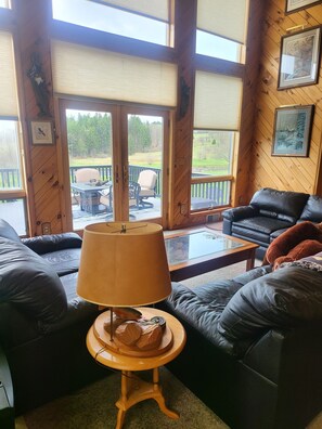 Smart TV, fireplace, table football, ping pong - Beautiful Lodge for Weddings, Reunions, Events or Family Gatherings. Sleeps 25+ (Redfield)