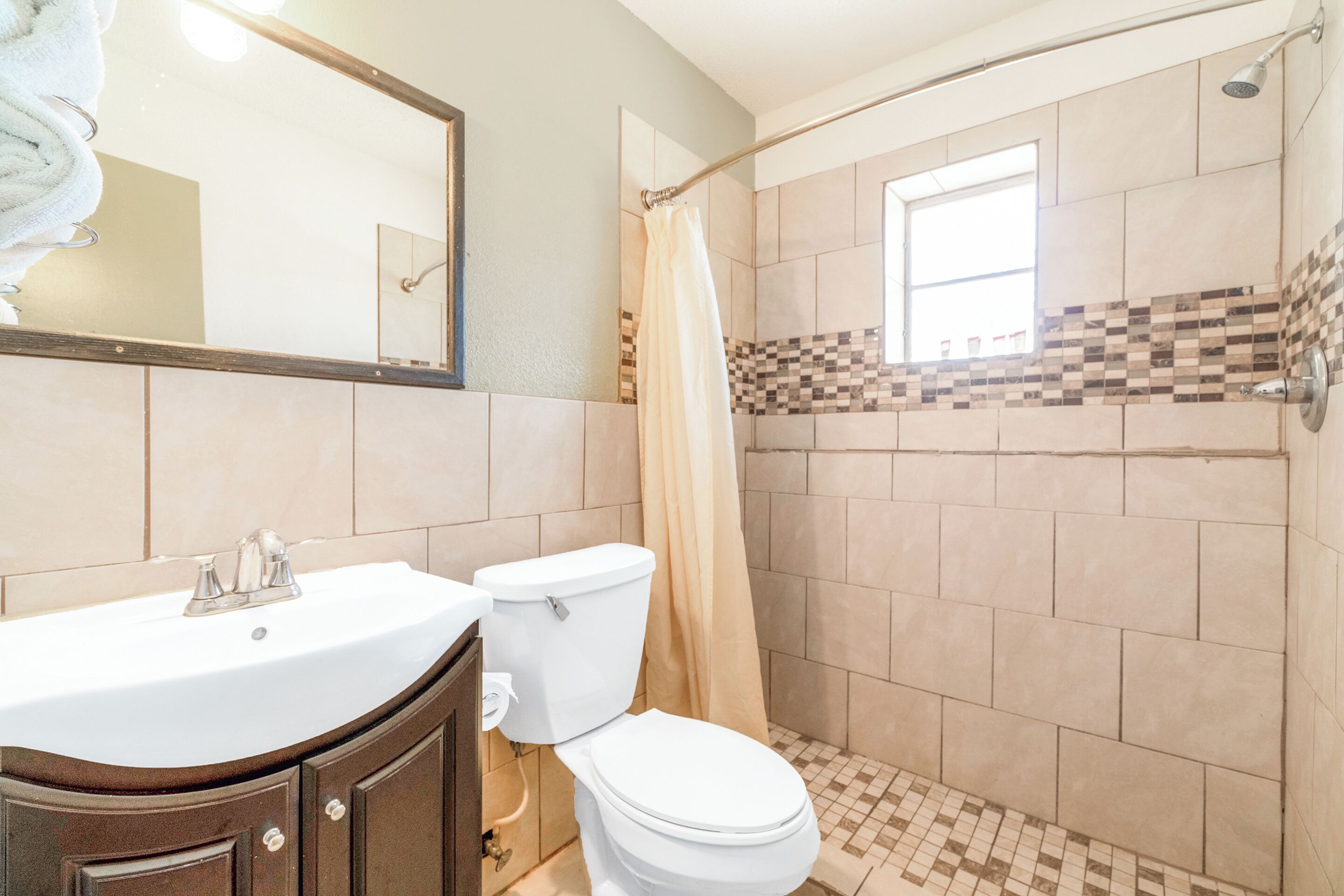 Standard Room, 2 Queen Beds, Non Smoking | Bathroom