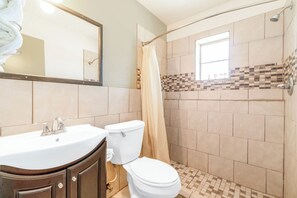 Kamar Standar, 2 Tempat Tidur Queen, Bebas Asap Rokok | Kamar mandi | Perlengkapan mandi gratis dan handuk