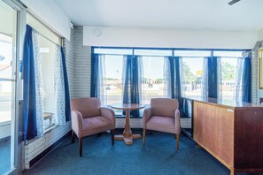 Lobby sitting area - The Inn by El Dorado Lake (El Dorado)