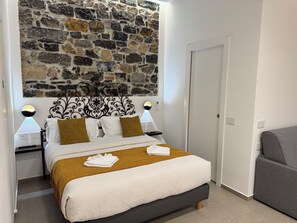 Family Room, 1 Double Bed with Sofa bed, Non Smoking | Bathroom | Hair dryer, towels - Lina Suites & Rooms (La Spezia)