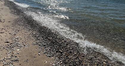 Little Bay Breeze: Charming Vacation Cottage in Petoskey