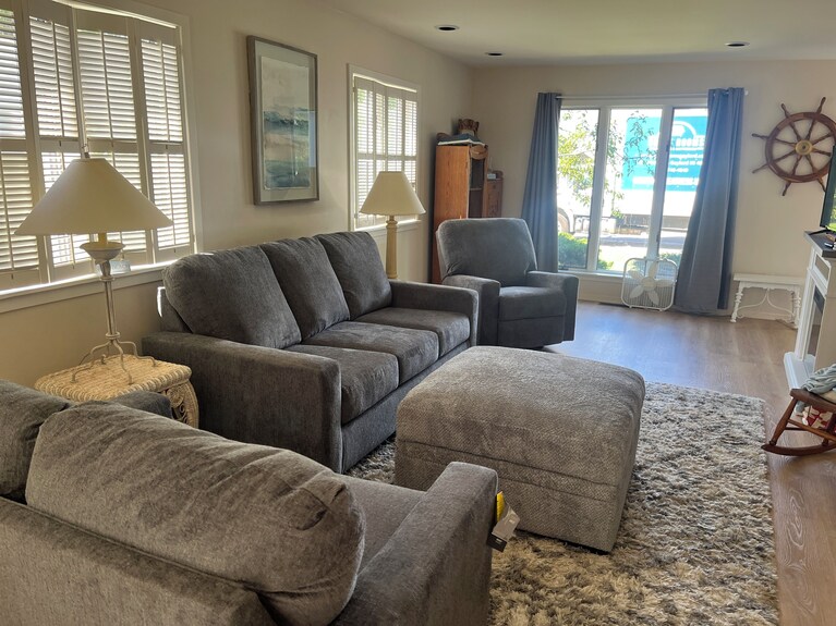 Little Bay Breeze: Charming Vacation Cottage In Petoskey - Petoskey, MI