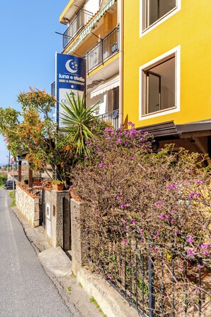 تفاصيل الفندق من الخارج