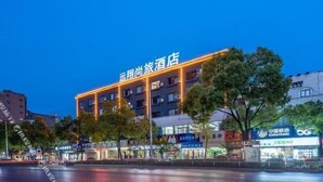 Un hôtel à plusieurs étages, avec une enseigne indiquant qu’il s’agit d’un hôtel.
