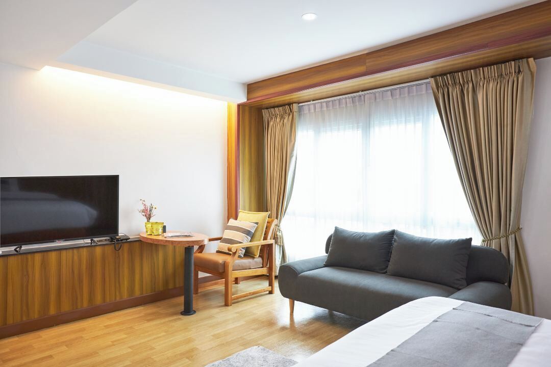 ห้องพรีเมียมดับเบิล | บริเวณนั่งเล่น | ทีวีจอแบน 32 นิ้ว พร้อมช่องเคเบิล