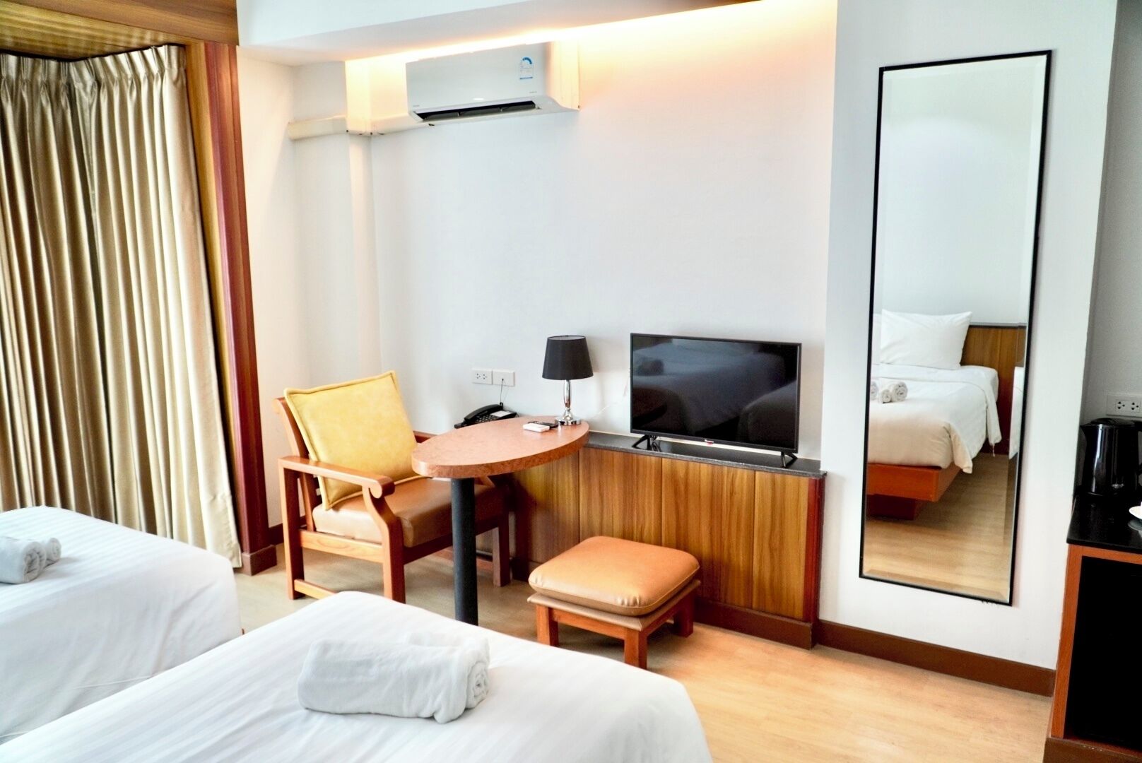 Habitación superior con 2 camas individuales | Ropa de cama de alta calidad, decoración individual, escritorio