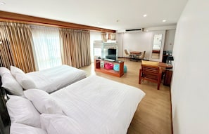 Une chambre dâhĂŽtel avec deux lits, une tĂ©lĂ©vision, un bureau et une chaise.