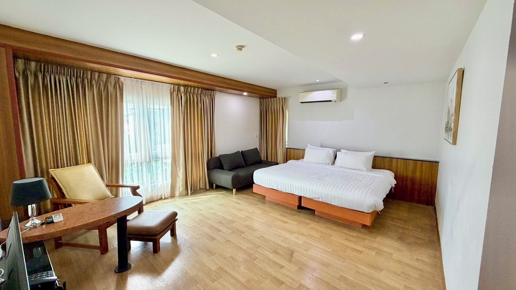 ห้องพรีเมียมดับเบิล | เครื่องนอนระดับพรีเมียม, ห้องพักตกแต่งอย่างมีเอกลักษณ์, โต๊ะทำงาน