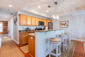 Kjøleskap, mikrobølgeovn, kokeplater og oppvaskmaskin