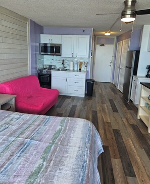 Iron/ironing board, WiFi, bed sheets - Beachfront Escape (Daytona Beach)