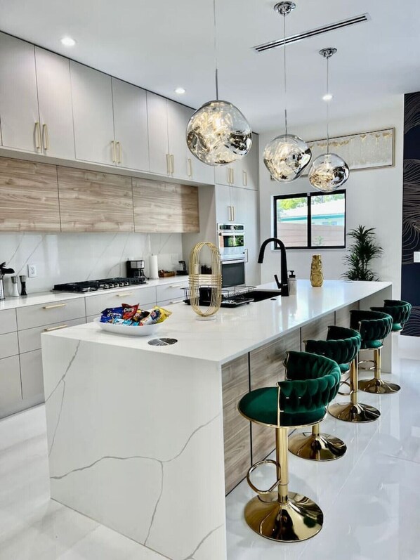 Fridge, microwave, oven, stovetop - Las Olas Elements Home with Pool and Spa Near the Beach (Fort Lauderdale)