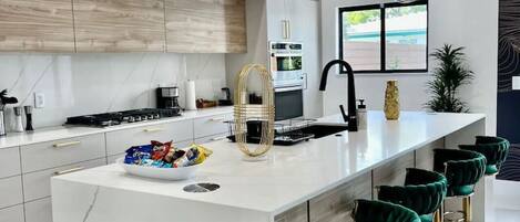 Refrigerador, microondas, horno y parrilla de estufa