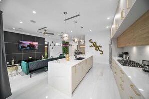 Refrigerador, microondas, horno, placa de cocina